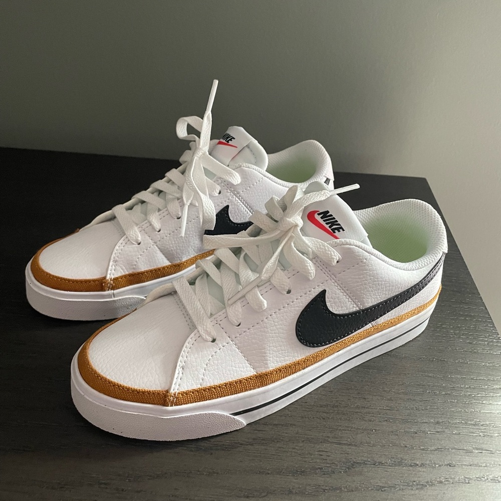 NIKE Womens Legacy Court Sneaker